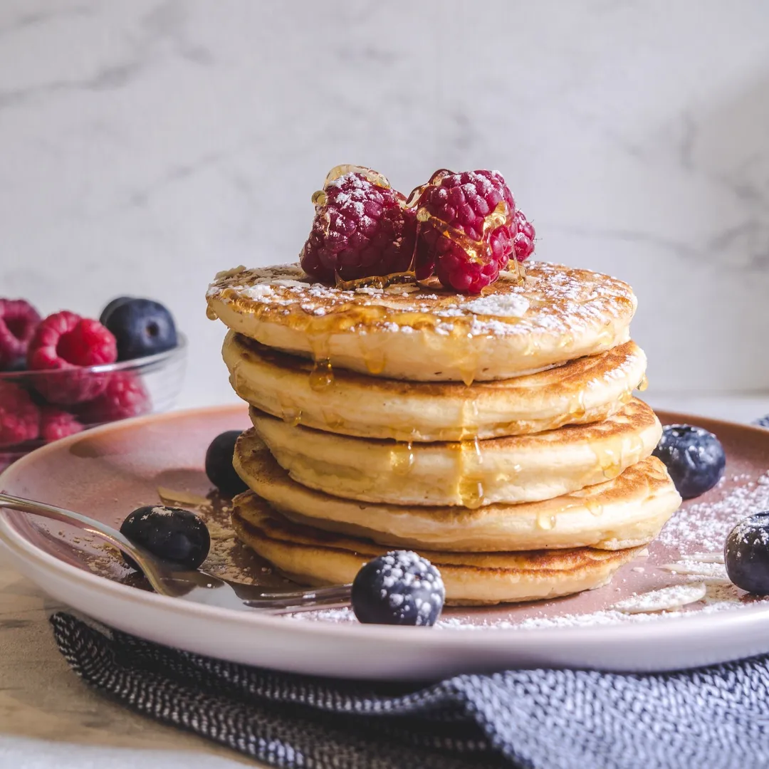 des pancakes sur une assiette noire