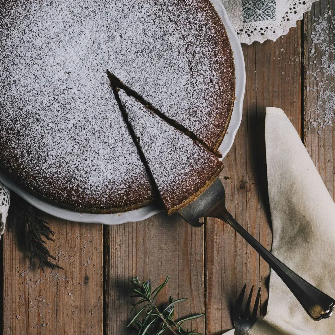 un gateau au chocolat sur un plan de travail en bois