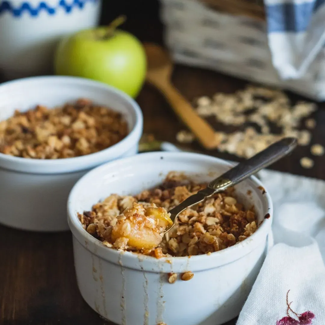 Un crumble aux pommes cuit dans un plat