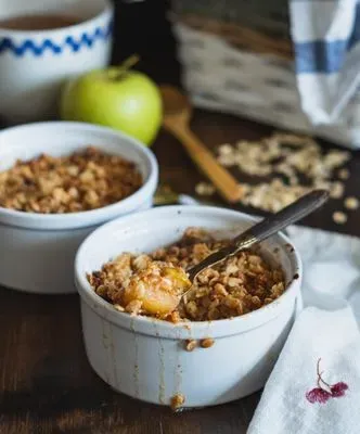Un crumble aux pommes cuit dans un plat