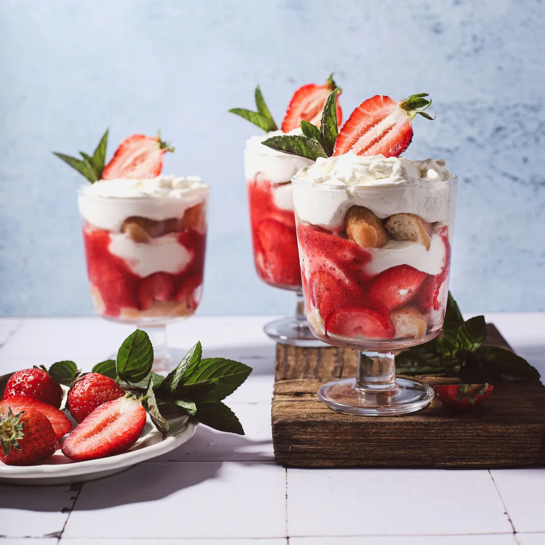 des tiramisu fraises dans des ramequins