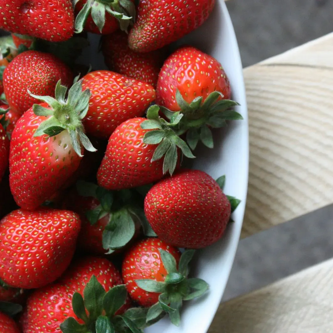 des fraises dans un bol blanc