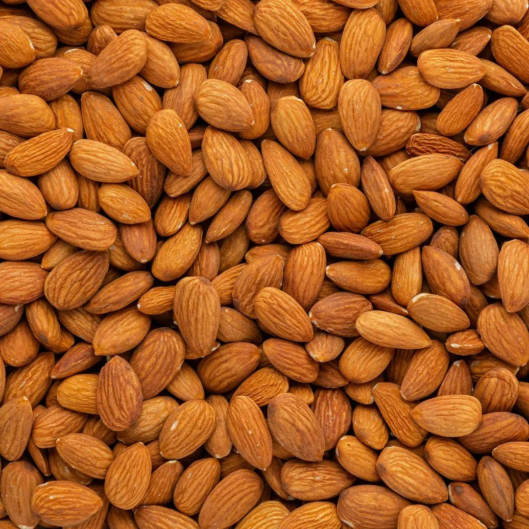 un zoom sur un tas d'amandes