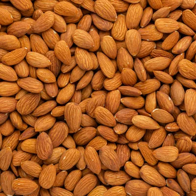 Quelle est la différence entre la poudre et la farine d'amande ? un zoom sur un tas d'amandes