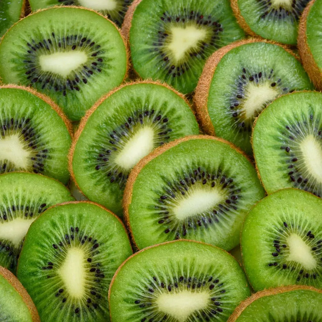 Tranches de kiwi frais disposées