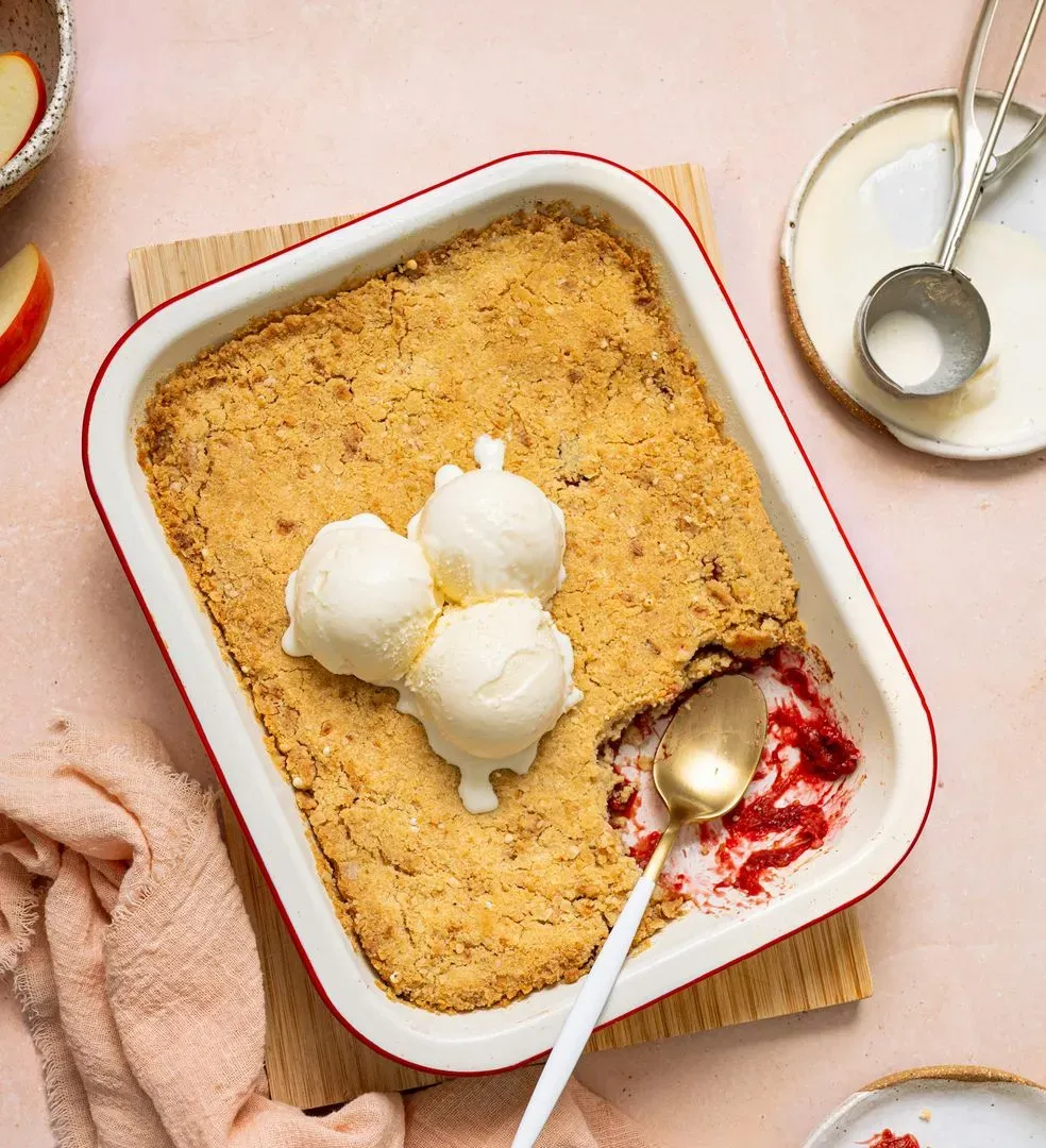 Est-ce que le crumble se mange chaud ou froid ? Crumble aux fruits servi avec des boules de glace