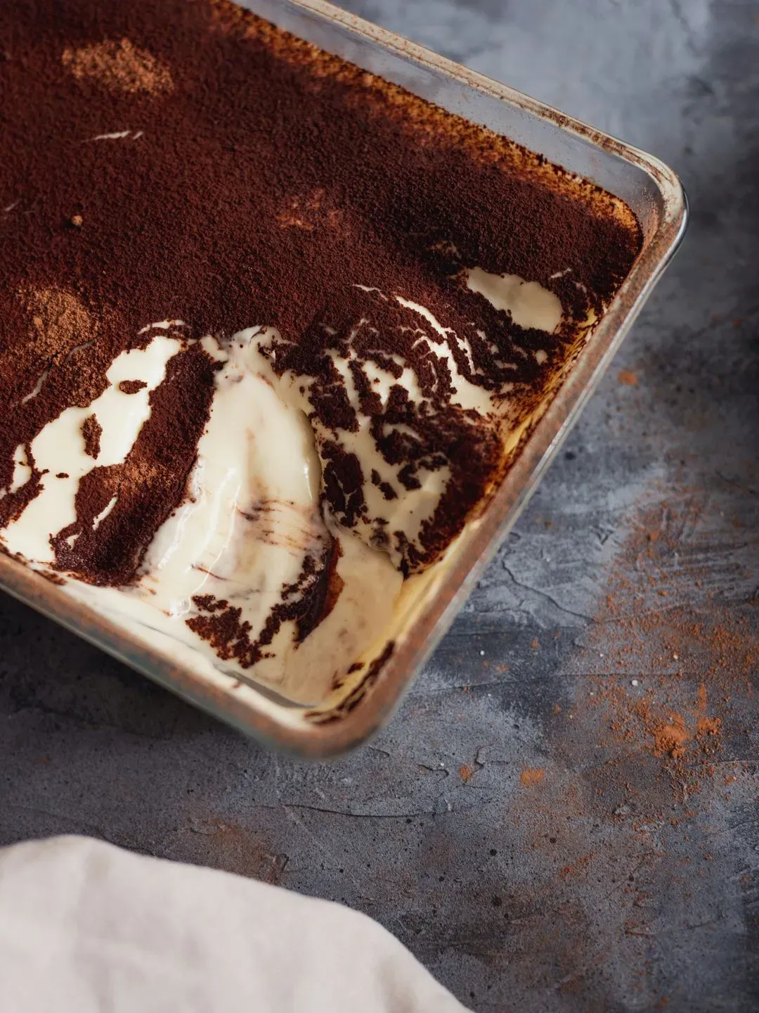 un tiramisu dans un plat avec une part en moins