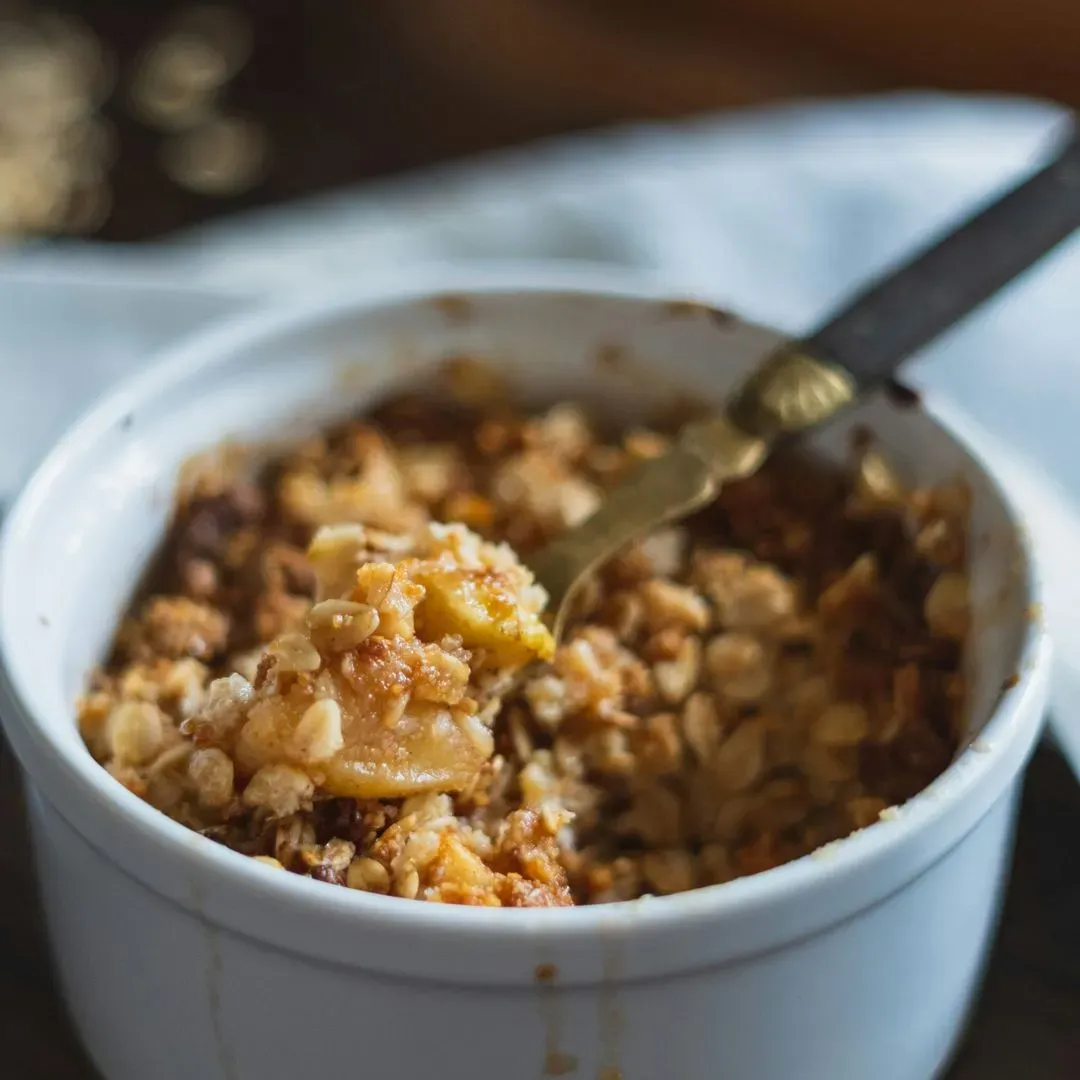 un crumble aux pommes dans un ramequin