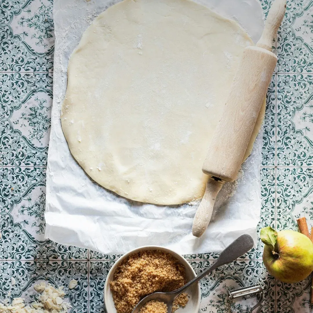 une pâte a tarte aux pommes en préparation