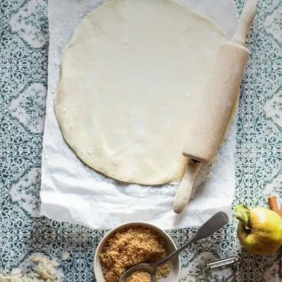 une pâte a tarte aux pommes en préparation