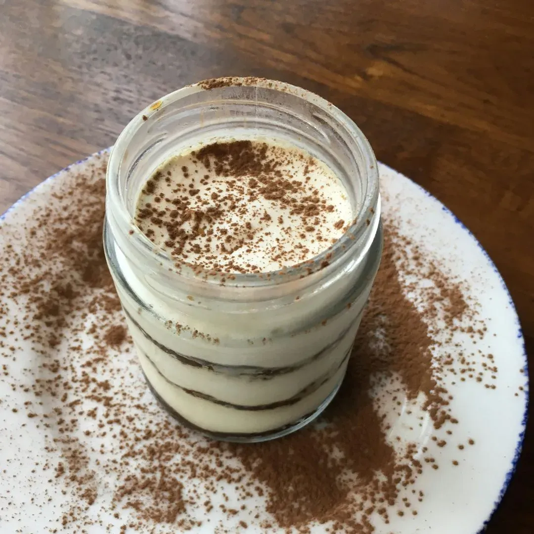 un tiramisu dans un ramequin