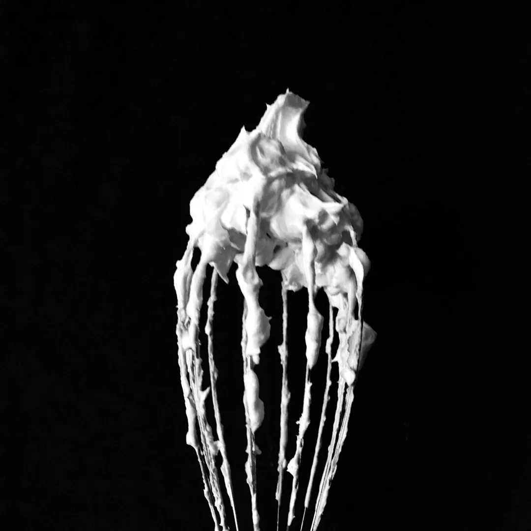 un fouet avec du mascarpone fouetté dessus