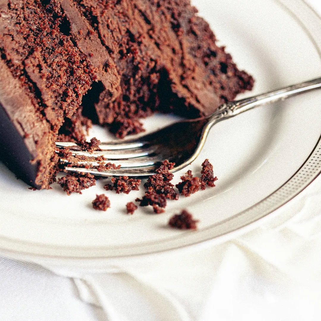 Faut-il mettre un gâteau au chocolat au frigo ? une part de gateau au chocolat sur une petite assiette avec une fourchette