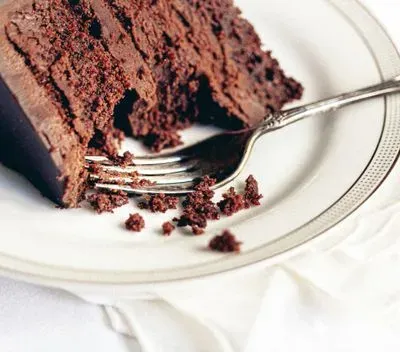 une part de gateau au chocolat sur une petite assiette avec une fourchette