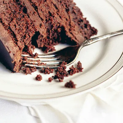 Faut-il mettre un gâteau au chocolat au frigo ? une part de gateau au chocolat sur une petite assiette avec une fourchette