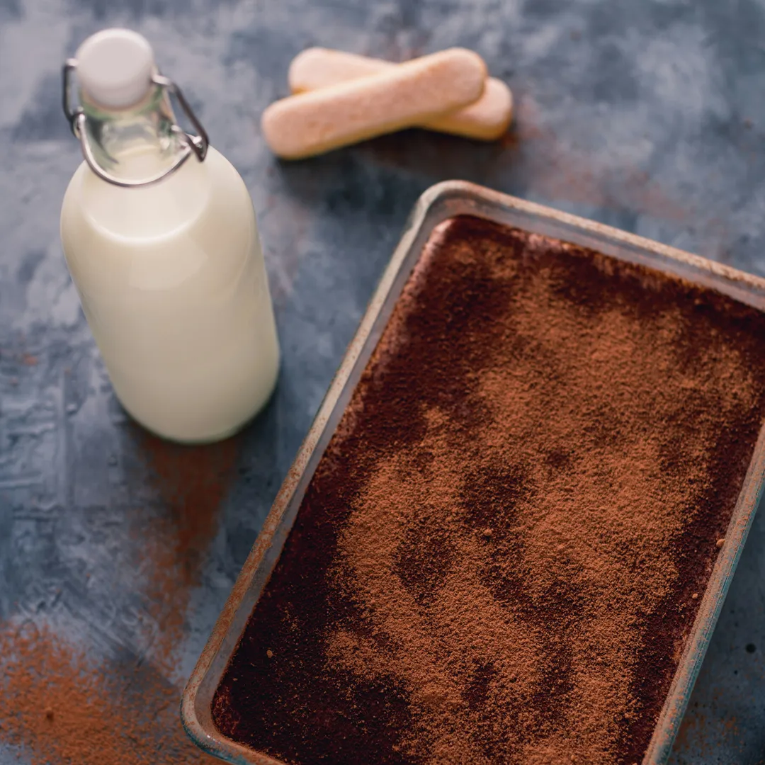 un tiramisu dans un plat