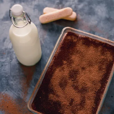 un tiramisu dans un plat