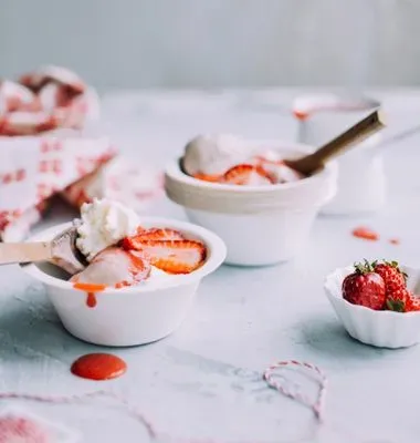 4 fraises congelées sur un plan de travail blanc