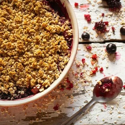 un crumble aux fruits rouges dans un plat