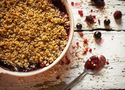 un crumble aux fruits rouges dans un plat