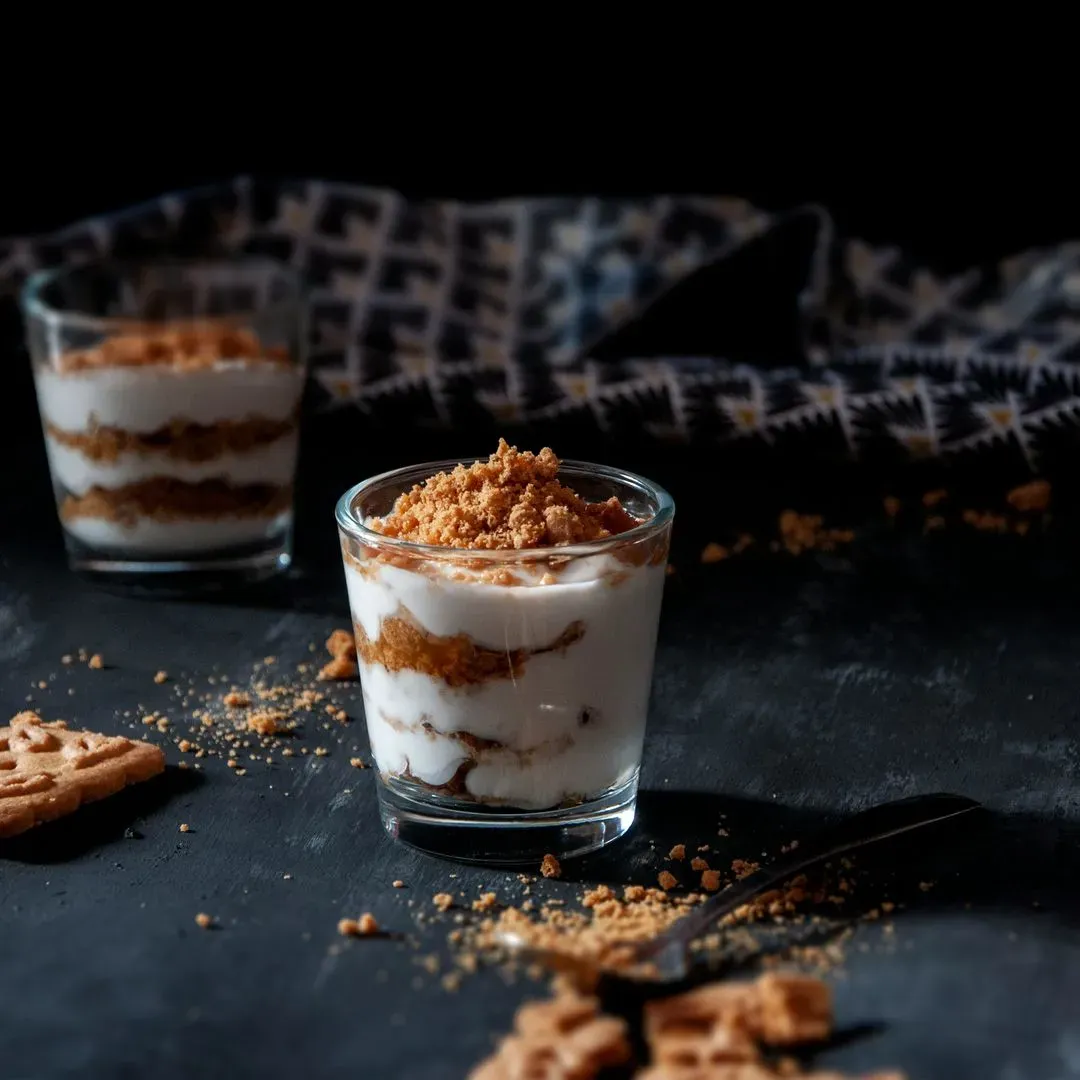 un tiramisu dans un plat saupoudré de cacao