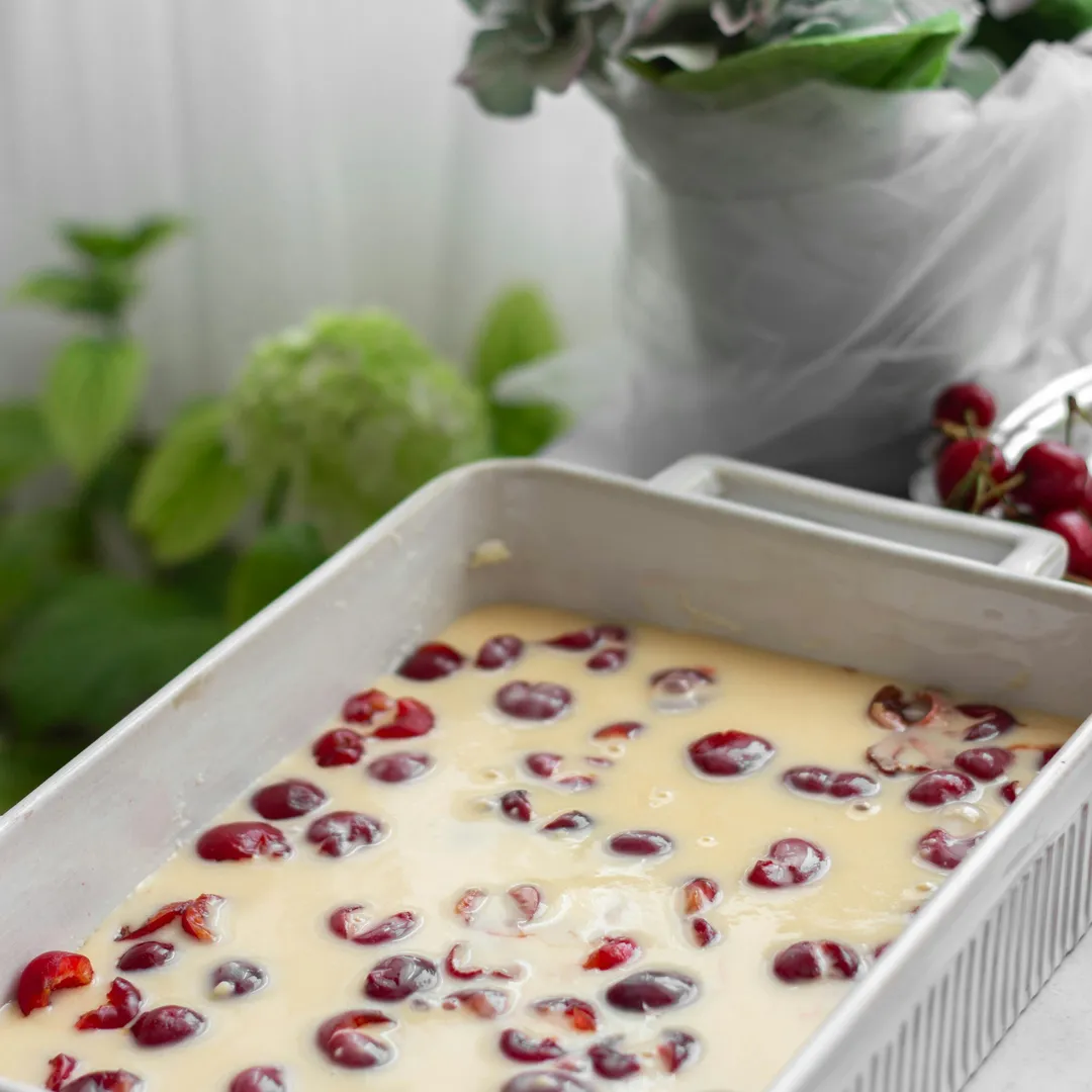 Peut-on préparer un clafoutis la veille ? un clafoutis non cuit dans un moule en céramique