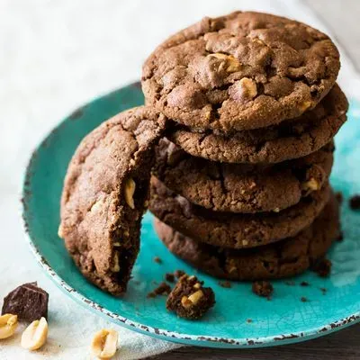 des cookies empilées sur une assiette