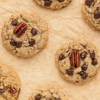 des cookies sur une plaque de cuisson