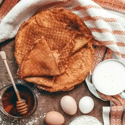 des crêpes sur une assiette sur une table