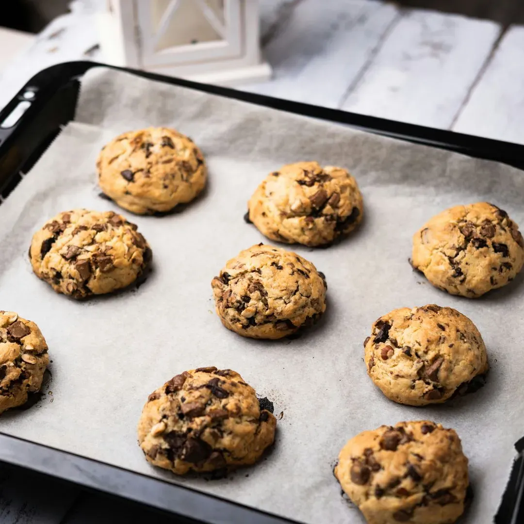 des cookies sur une plaque de cuisson