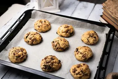 des cookies sur une plaque de cuisson