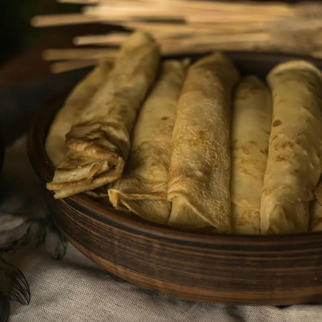 des crêpes roulées sur un panier 