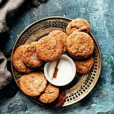 des cookies sur une assiette blanche