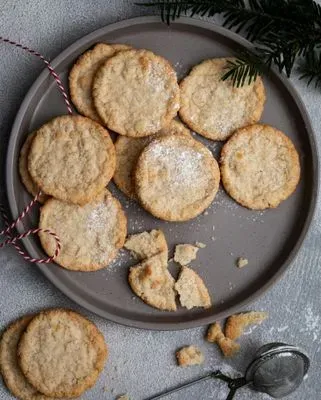 Que mettre dans des cookies sans chocolat ? des cookies sur une assiette blanche