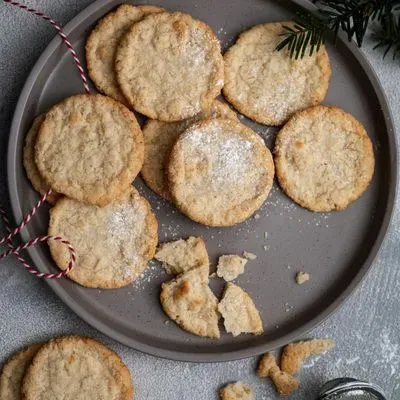 des cookies sur une assiette blanche