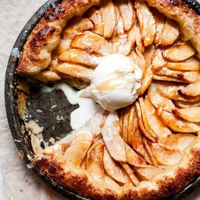 une tarte aux pommes avec une boule de glace au milieu