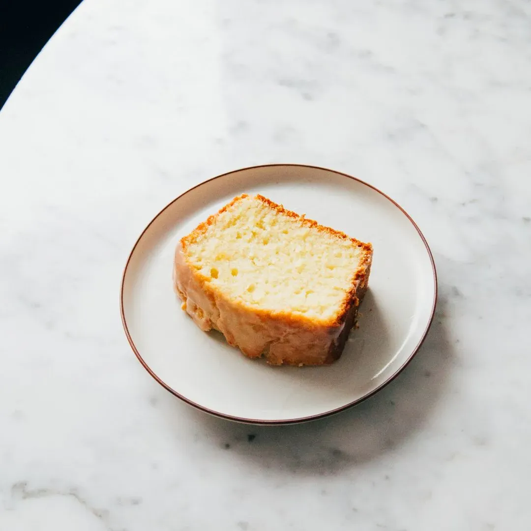 une part de gâteau sur une assiette