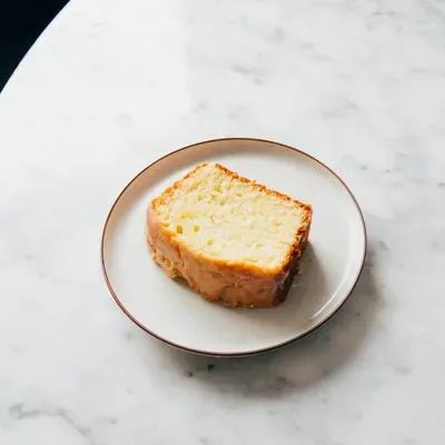 une part de gâteau sur une assiette