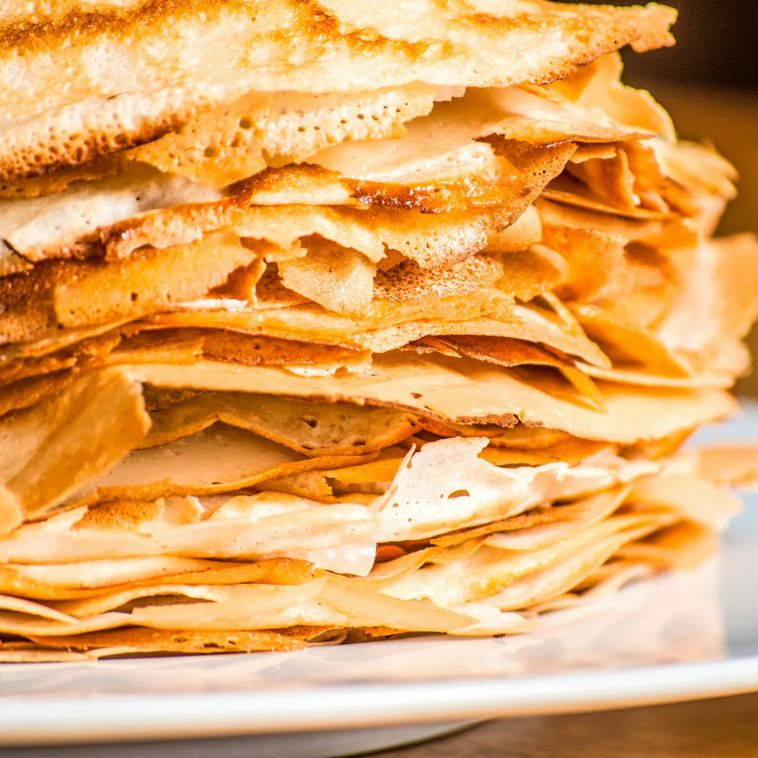 une pile de crêpes