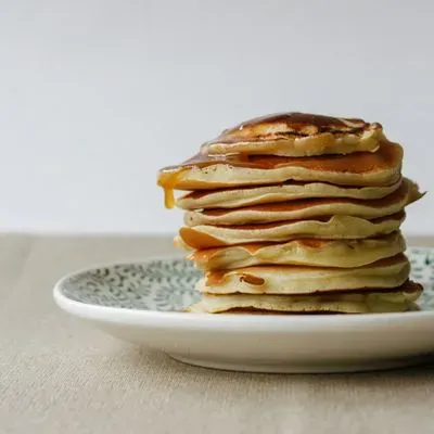 une pile de pancakes sur une assiette