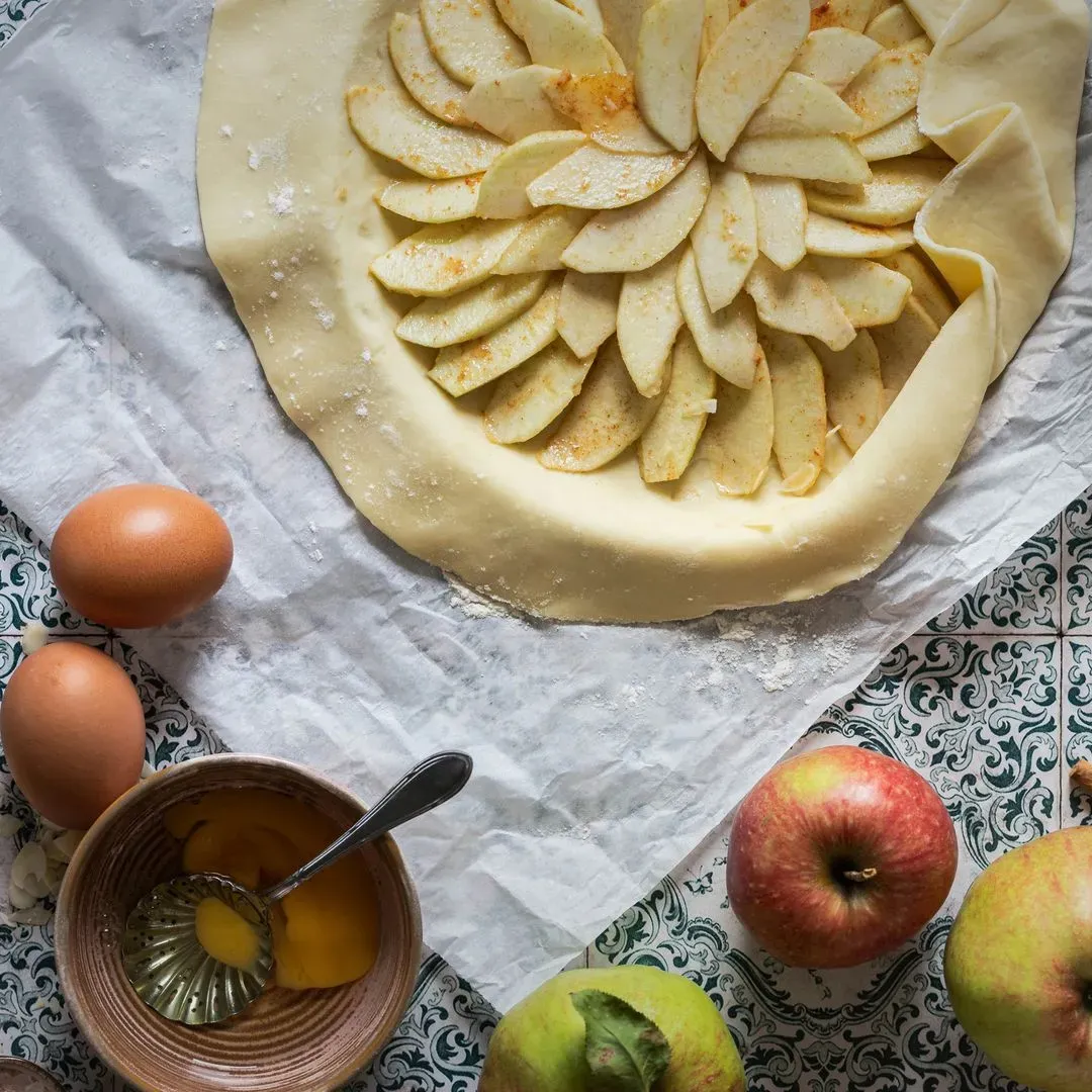 Une tarte aux pommes en préparation