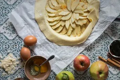 Une tarte aux pommes en préparation