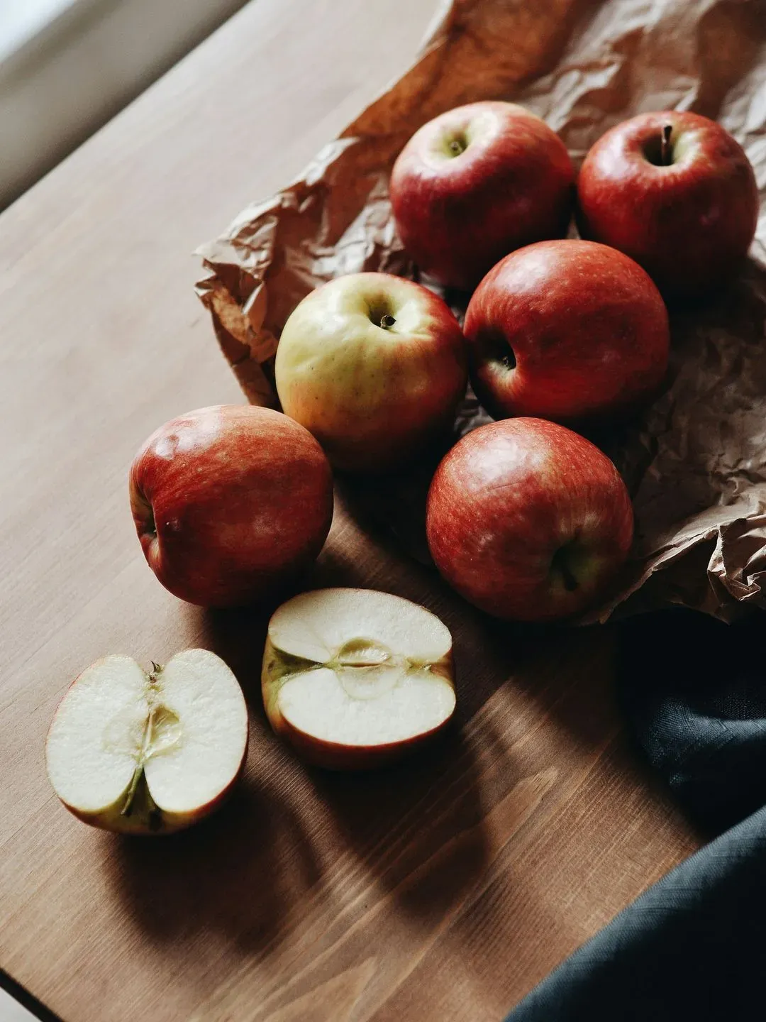 des pommes sur un plan de travail