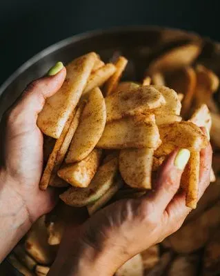 des pommes sur un plan de travail