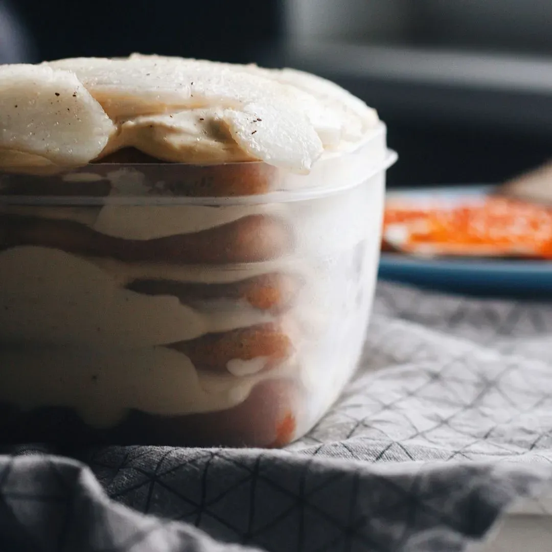 un tiramisu dans un plat transparent