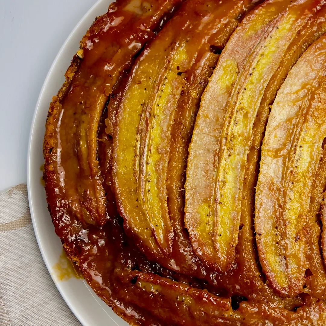 un banana bread caramélisé sur un plan de travail