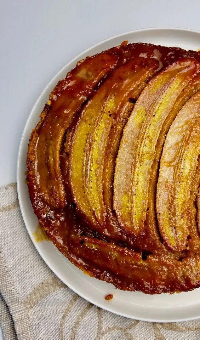 un banana bread caramélisé sur un plan de travail