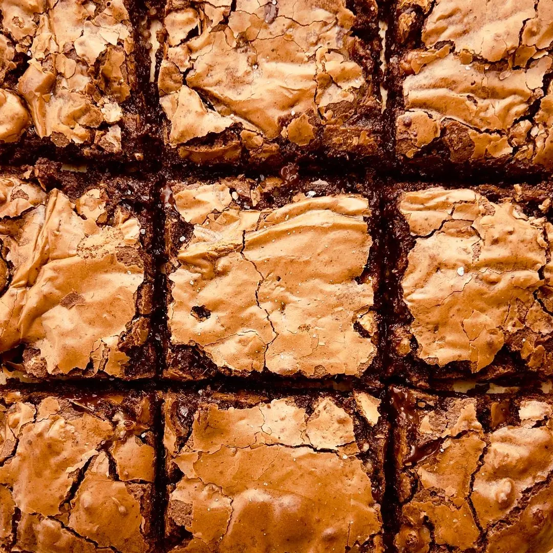 zoom sur un brownie au chocolat avec des parts pré-découpés