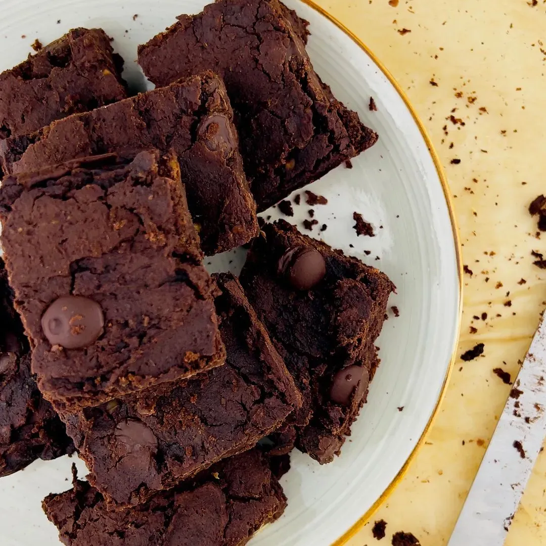 Brownie au pois chiche (vegan et sans gluten) une pile de brownie au pois chiche sur un plan de travail