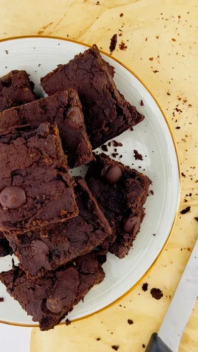 une pile de brownie au pois chiche sur un plan de travail